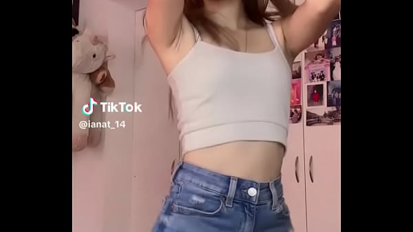 andrea con musica de tiktok