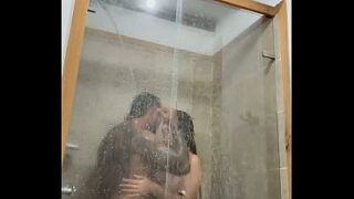 Baño caliente con mi hermanastra
