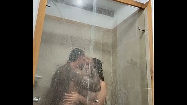Baño caliente con mi hermanastra