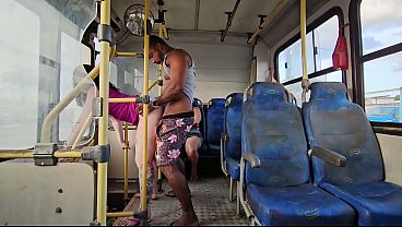 CARA ENTRA NO TRANSPORTE PULBLICO MIM FUDEU PRA TODO MUNDO VER E FOI EMBORA