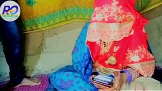 Desi village bhabhi became horny for sex after watching sexy video on phone, Hindi