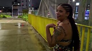 Ela adora se exibir na rua e foder
