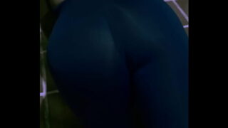 Ellie Sanches se exibindo na garagem de casa