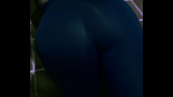 Ellie Sanches se exibindo na garagem de casa