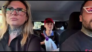 Encontrei llimpadora de vidro no farol ! E chamei para ser ator porno e foder gostoso dentro do nosso carro no meio da rua fiz ficar toda molhadinha e lambusou todo nosso banco do carro