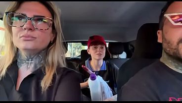 Encontrei llimpadora de vidro no farol ! E chamei para ser ator porno e foder gostoso dentro do nosso carro no meio da rua fiz ficar toda molhadinha e lambusou todo nosso banco do carro