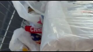 Encontrei uma moça saindo da escola no estacionamento do supermercado ofereci um chocolate pra ela foder comigo no carro ! Ela quis ir na minha casa pra foder e gozar dentro da bucetinha