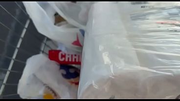 Encontrei uma moça saindo da escola no estacionamento do supermercado ofereci um chocolate pra ela foder comigo no carro ! Ela quis ir na minha casa pra foder e gozar dentro da bucetinha