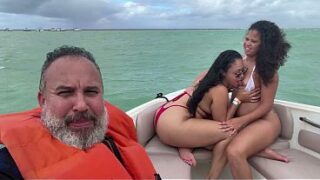 Fodendo duas rabudas gostosas na lancha no meio do mar de Maragogi
