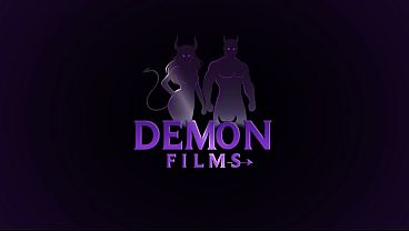 Joven cachonda llama a su vecino para arreglar la cocina pero lo que realmente ella queria era una polla que la hiciera venirse a chorros