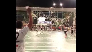Magrinho se diverte com (janiel a fera) em praça pública