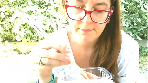 Nicoletta oggi mangerà in giardino tantissimo sushi fino a scoppiare