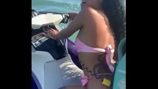 Novinha Brasileira deliciosa da perdido no corno manso e vai fuder com o instrutor de jetski no mar.