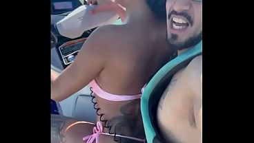 Novinha Brasileira deliciosa da perdido no corno manso e vai fuder com o instrutor de jetski no mar.