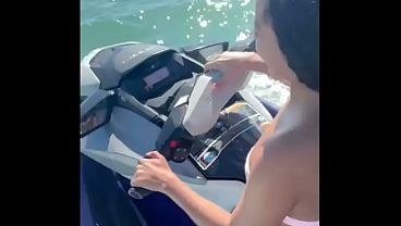 Novinha Brasileira deliciosa da perdido no corno manso e vai fuder com o instrutor de jetski no mar.