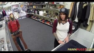 Pawned her Pussy off