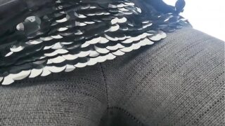 Public flashing dei miei grossi seni e piscio a più non posso dentro ai miei pantaloni di yoga, sei pronto a godere?