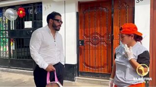 SE LEVANTA UNA TRABAJADORA CHOLONA DE LIMPIEZA, LIMA-PERU
