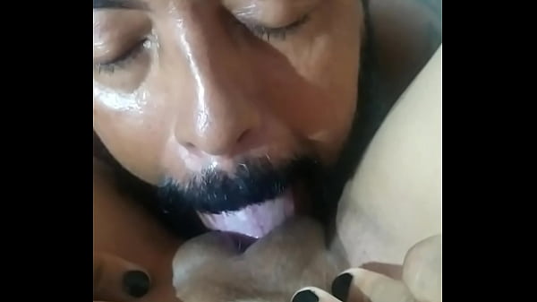 UMA FÃ ENVIA UM VÍDEO TOCANDO UMA SIRIRICA,FALA VOU CABELUDA QUERO QUE VOCÊ RASPE MINHA BUCETA E CHUPE IQUAL NOS SEUS FILMES.